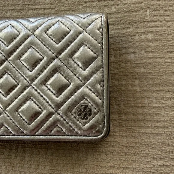 Tory Burch Fleming Medium Metallic Slim Wallet Silver Quilted Leather Wallet - Picture 6 of 17